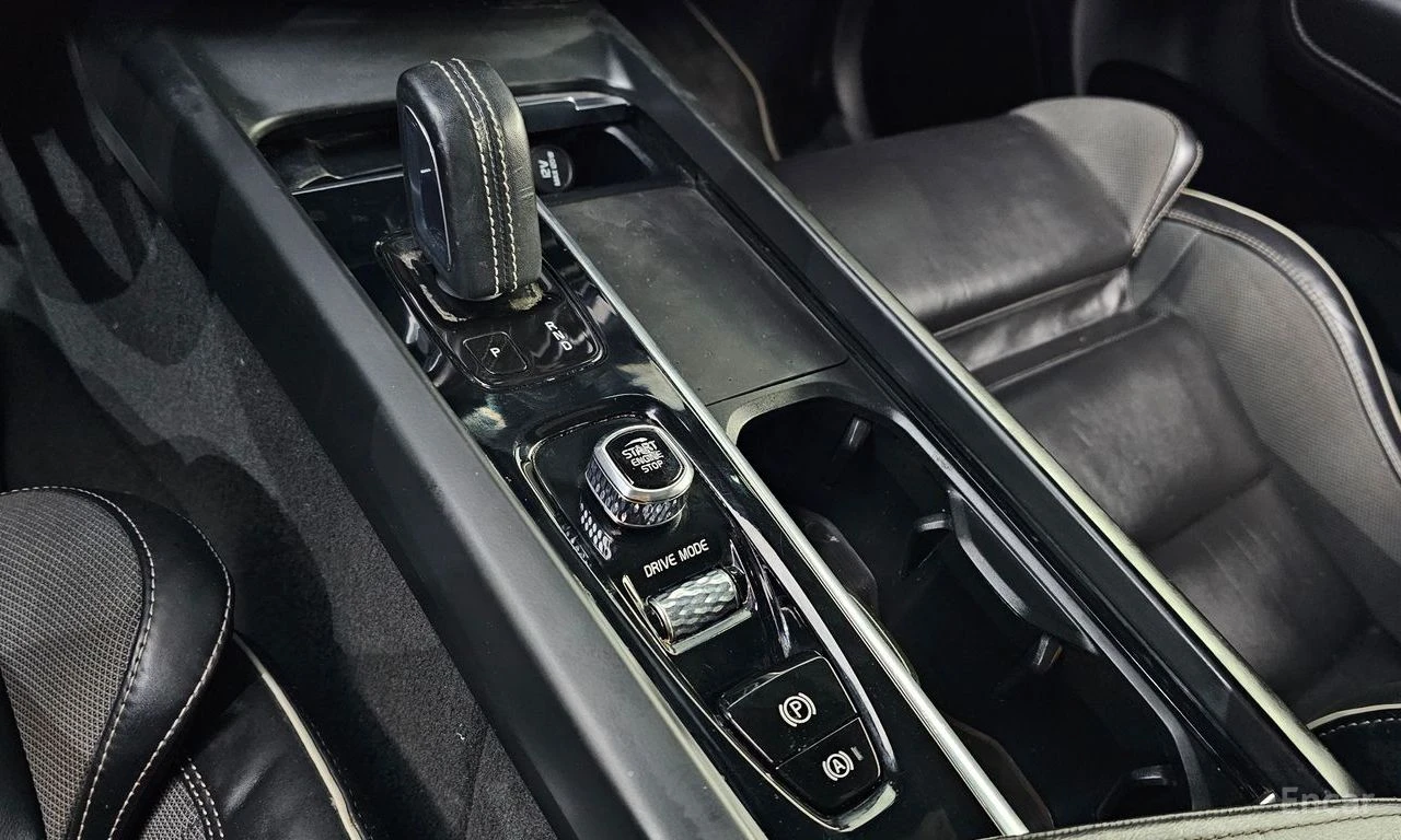 Volvo XC60 * T8* RECHARGE* R-DESIGN* КОЖА* ПОДГРЕВ* ПАНОРАМА*, снимка 6 - Автомобили и джипове - 54446237