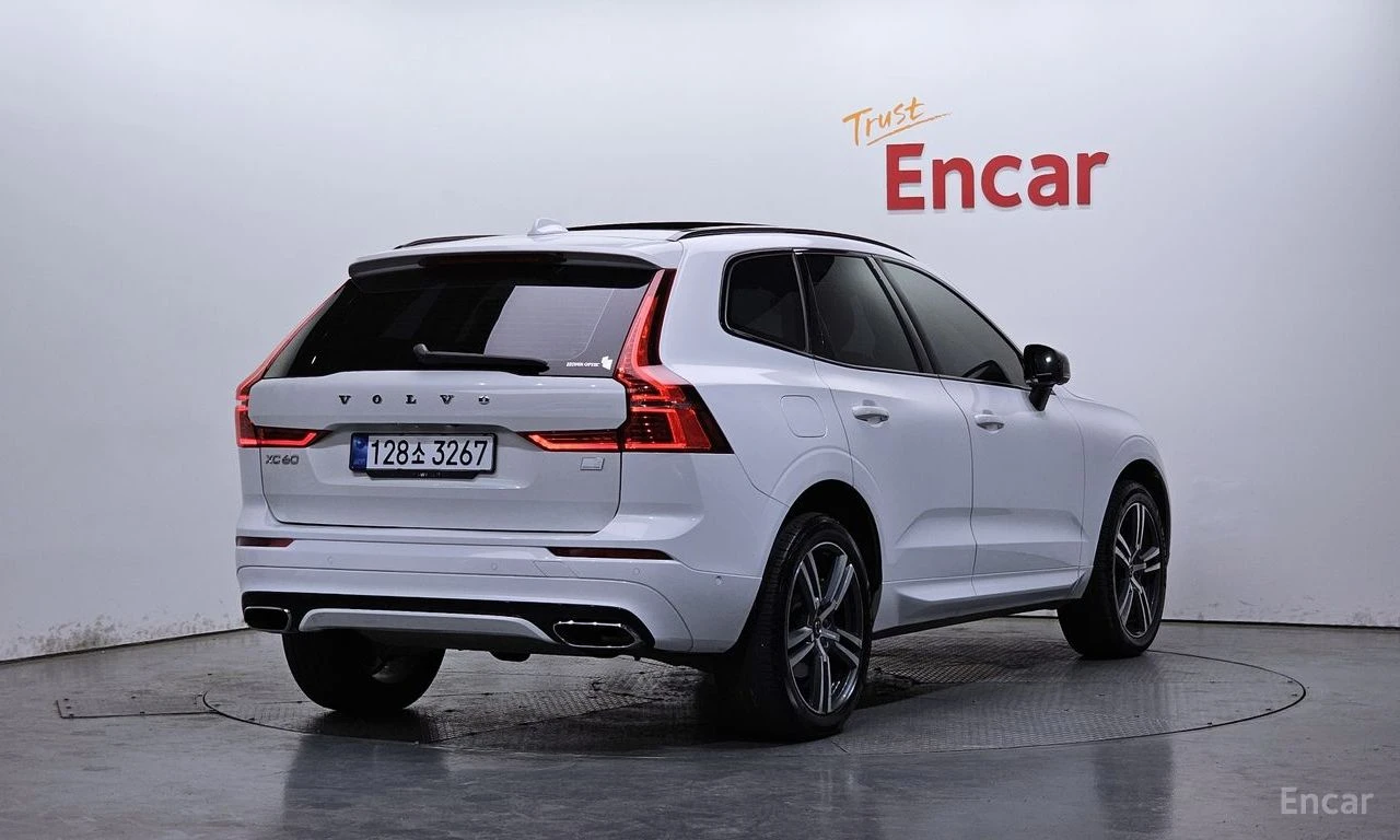 Volvo XC60 * T8* RECHARGE* R-DESIGN* КОЖА* ПОДГРЕВ* ПАНОРАМА*, снимка 2 - Автомобили и джипове - 54446237