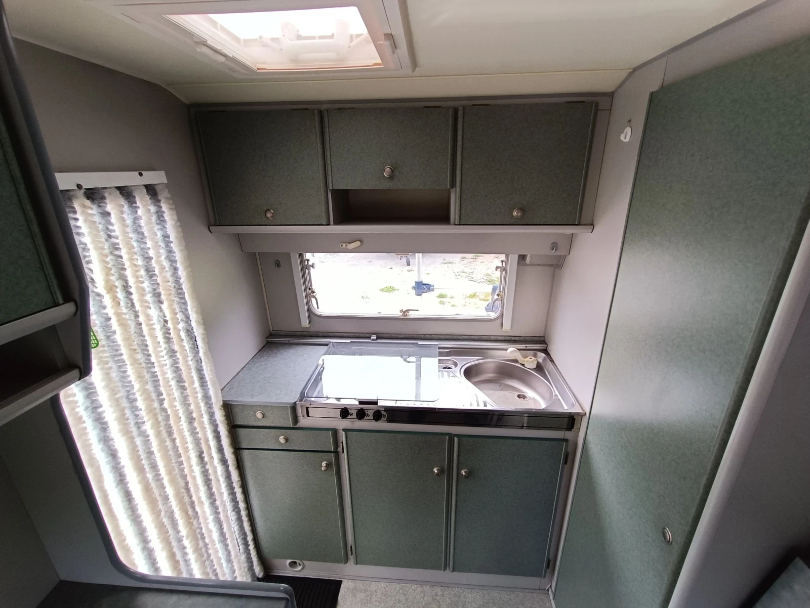 Каравана Beyerland Sprinter 350-2, снимка 7 - Каравани и кемпери - 55361614