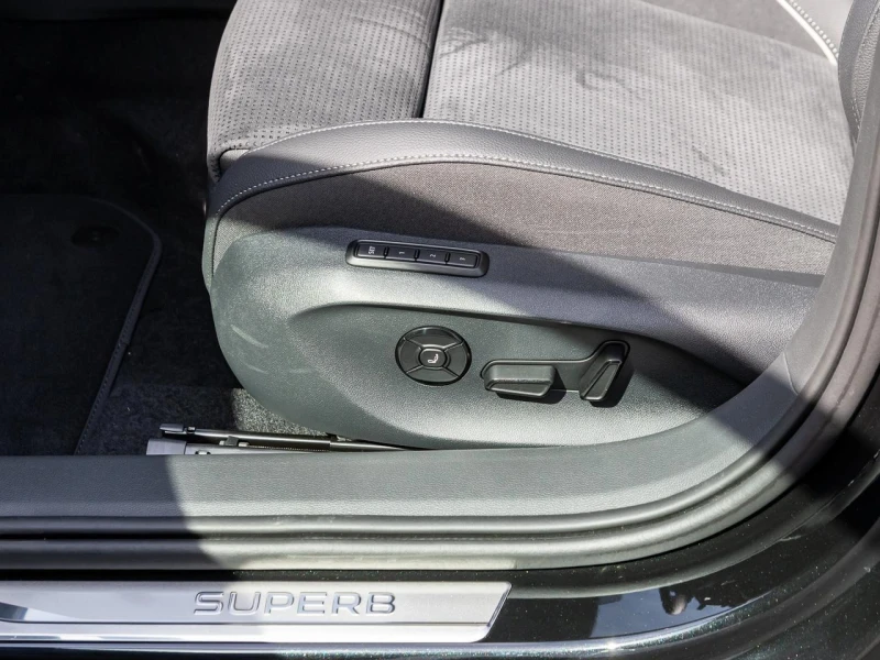 Skoda Superb 2.0 TDI SPORTLINE MATRIX CAMERA ACC SIDE-ASSIST, снимка 6 - Автомобили и джипове - 51508761