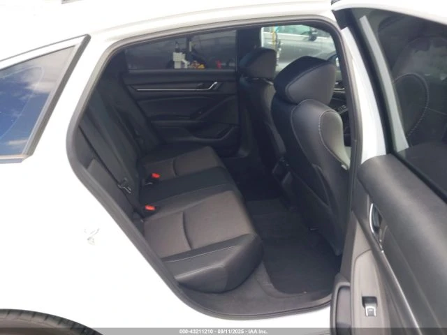 Honda Accord * Подгрев* Smart Key* Камера* Hil assist* , снимка 11 - Автомобили и джипове - 53026108