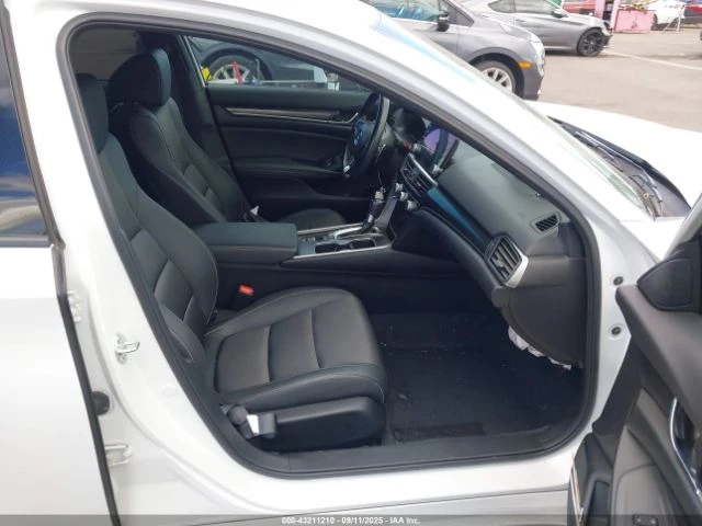 Honda Accord * Подгрев* Smart Key* Камера* Hil assist* , снимка 10 - Автомобили и джипове - 53026108