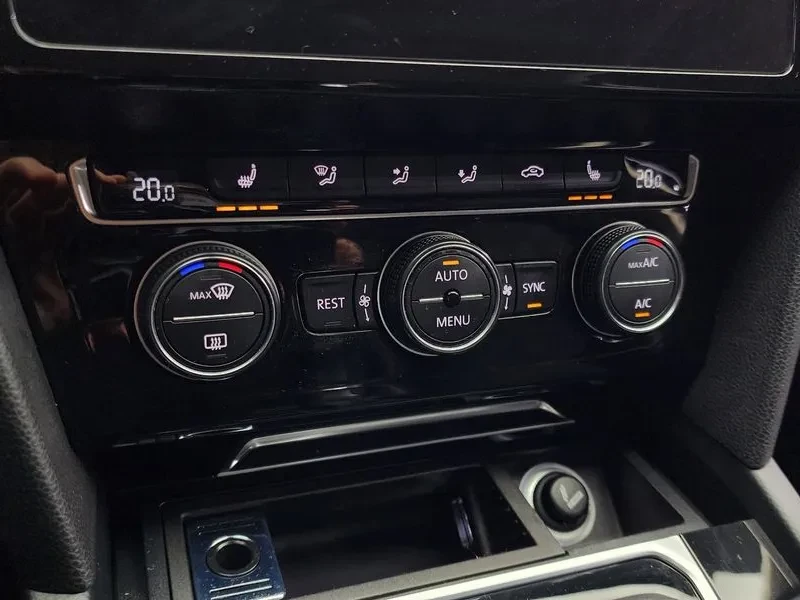 VW Passat 2.0 TDI, снимка 17 - Автомобили и джипове - 54299754