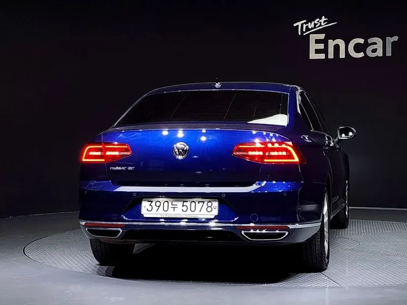 VW Passat 2.0 TDI, снимка 4 - Автомобили и джипове - 54299754