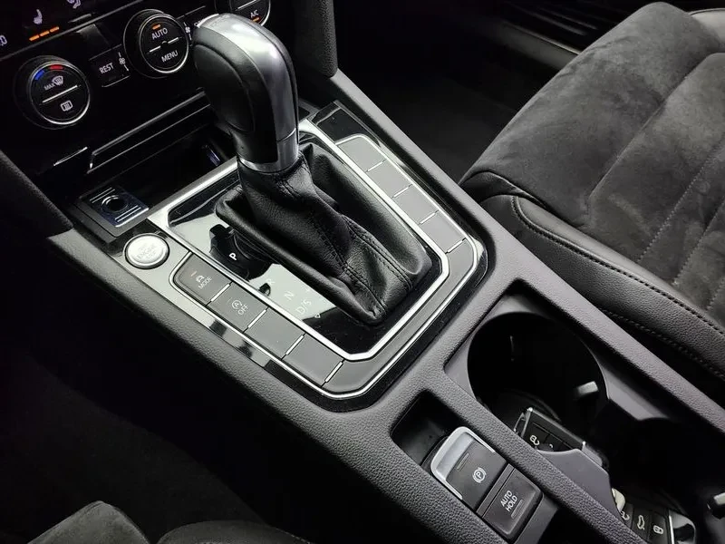 VW Passat 2.0 TDI, снимка 9 - Автомобили и джипове - 54299754