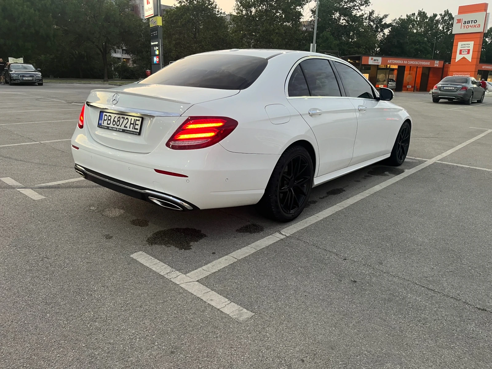 Mercedes-Benz E 300 4matic/ серв. История/ carplay/ led/ Burmester - изображение 6