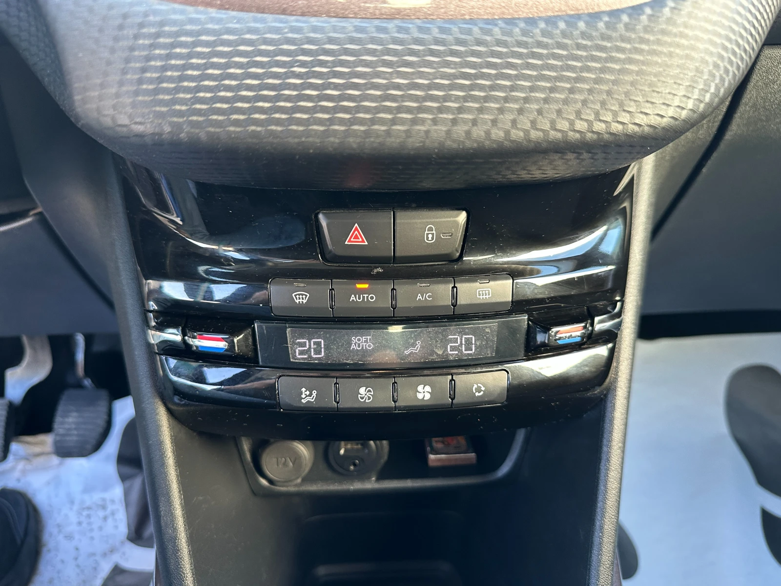 Peugeot 2008 1.4d 68 к.с./ГАРАНЦИЯ 6 МЕСЕЦА  , снимка 13 - Автомобили и джипове - 51908631