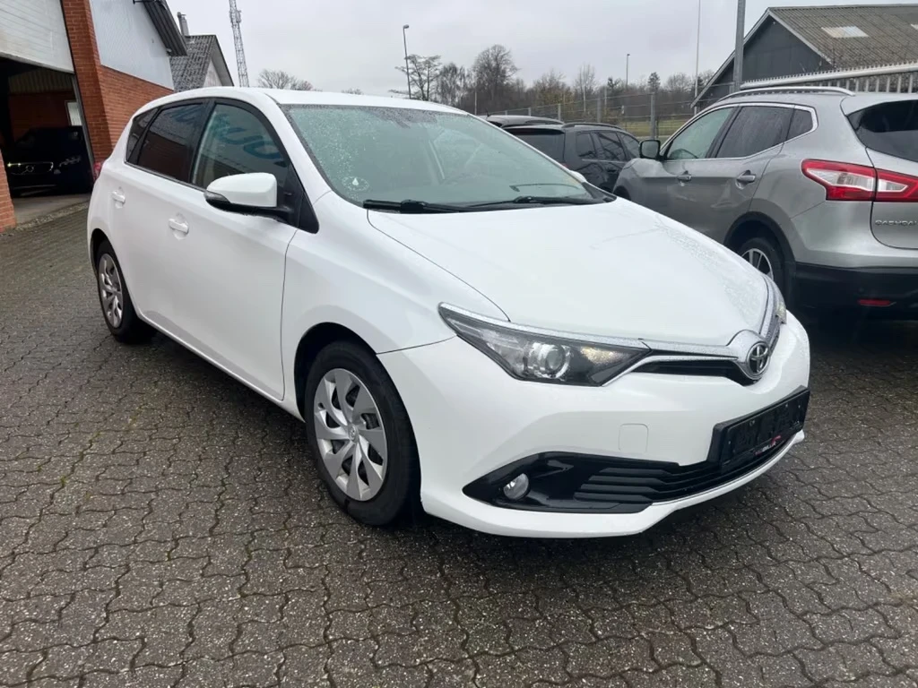 Toyota Auris 1.2 Comfort 116кс - изображение 2