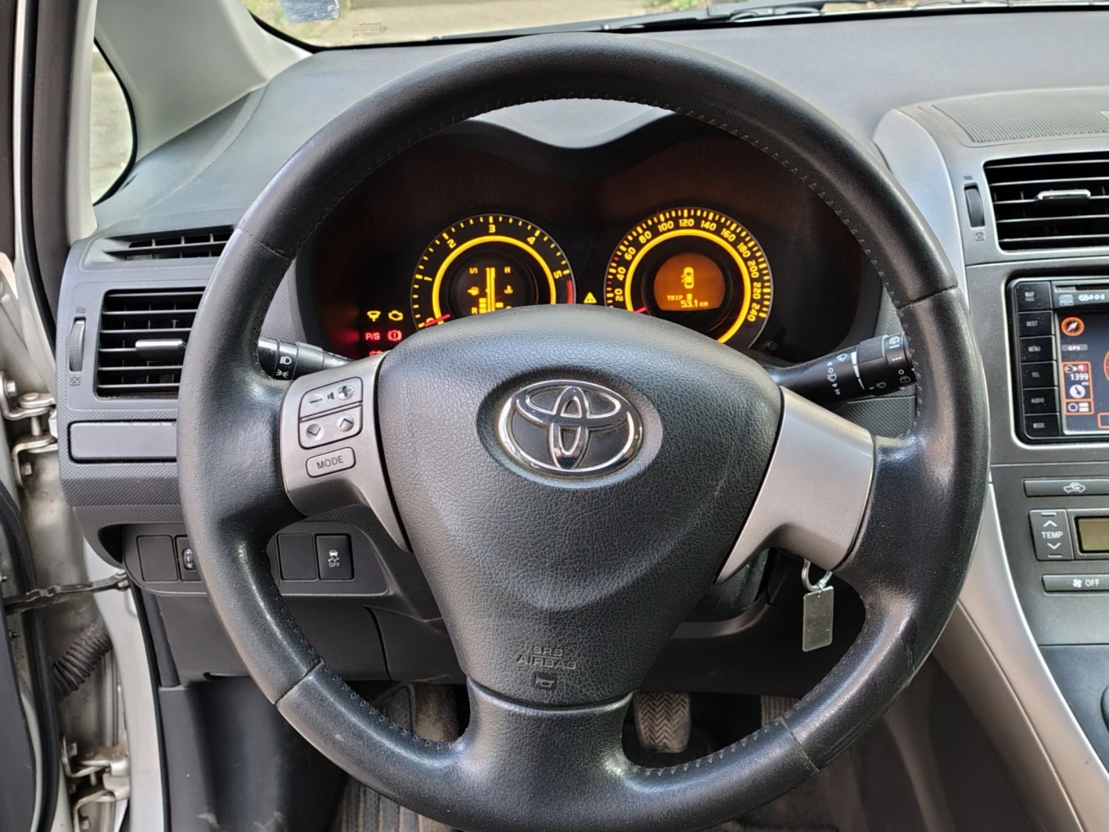 Toyota Auris 1.4 D4D 6 скорости , снимка 4 - Автомобили и джипове - 53876121