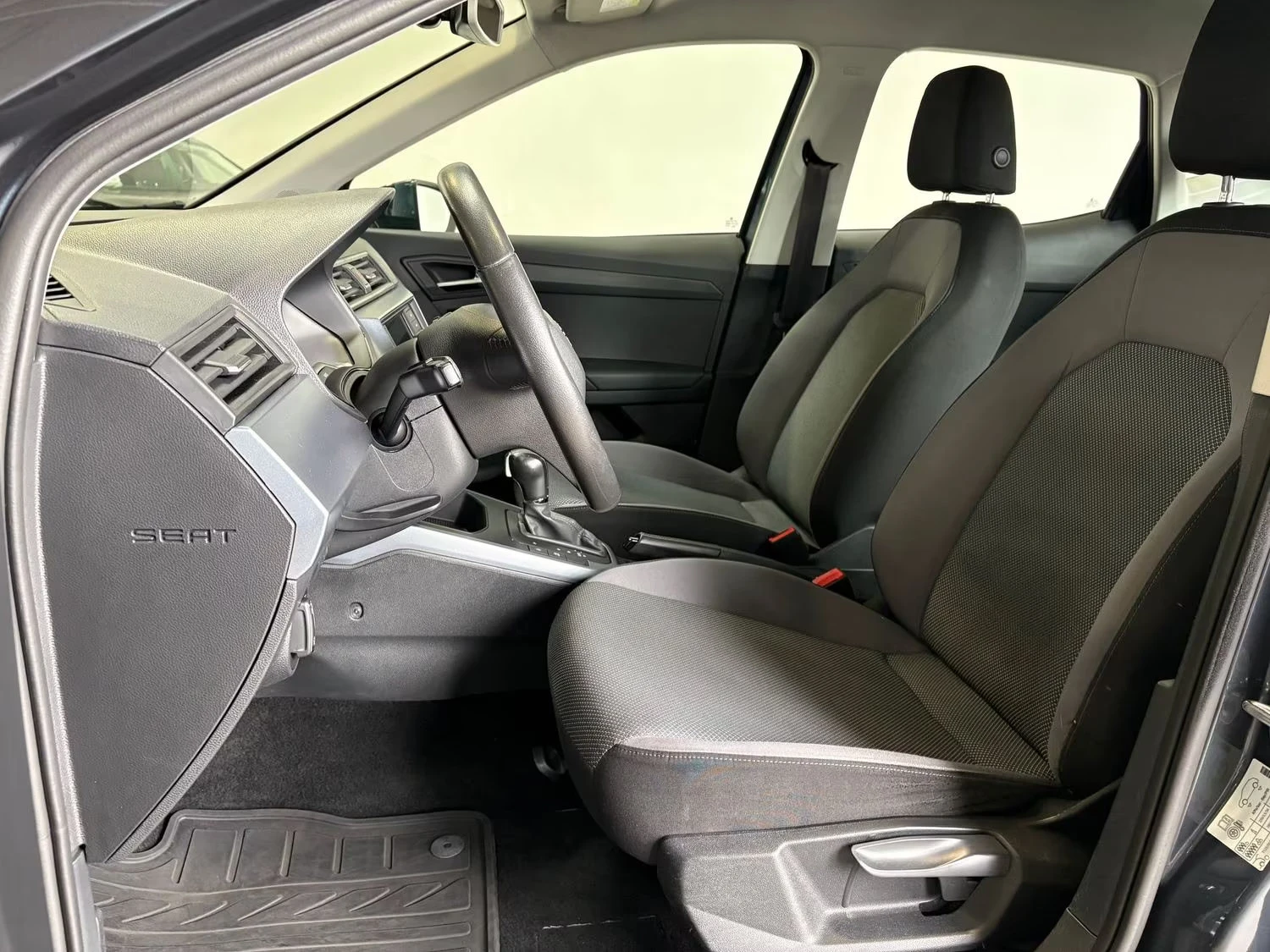 Seat Arona STYLE/95HP/DSG/CAM/AHK/NAVI/LED/870g, снимка 9 - Автомобили и джипове - 53715321