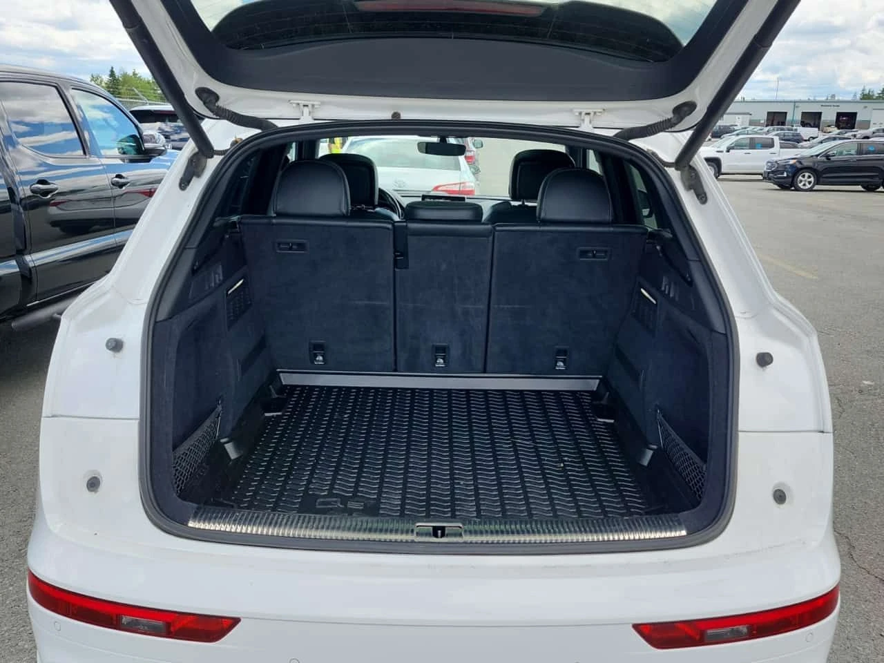 Audi SQ5 TECHNIK / 360 / DIS / B&O / ЦЕНА ДО БЪЛГАРИЯ , снимка 14 - Автомобили и джипове - 55076332