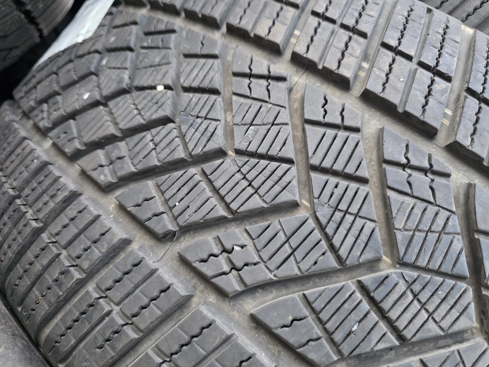 Гуми Зимни 255/50R21, снимка 4 - Гуми и джанти - 56663272
