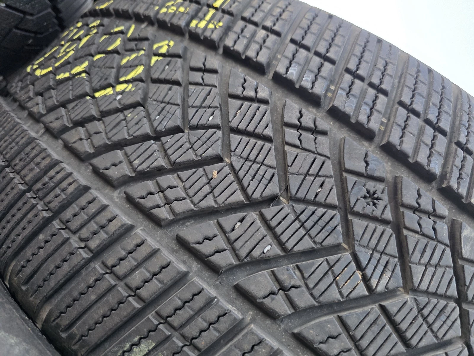 Гуми Зимни 255/50R21, снимка 9 - Гуми и джанти - 56663272