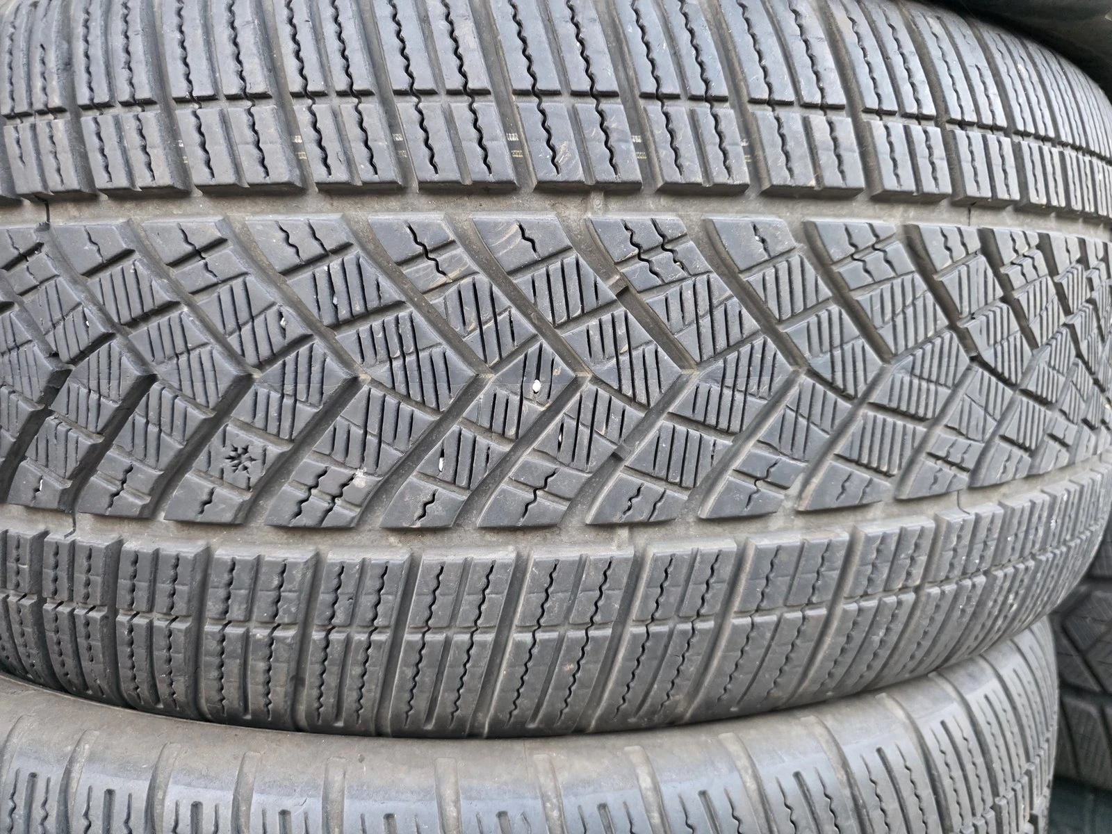 Гуми Зимни 255/50R21, снимка 2 - Гуми и джанти - 56663272