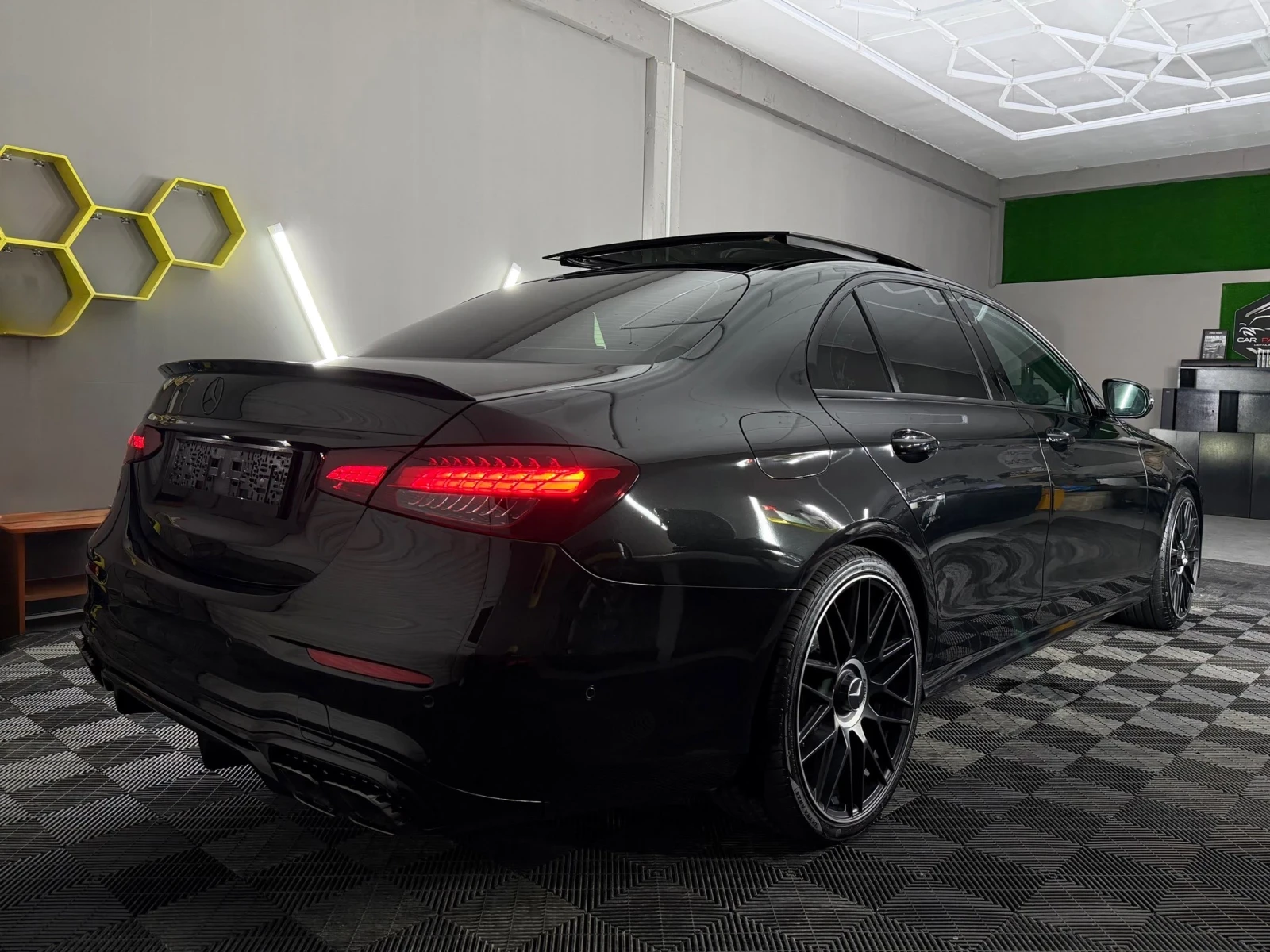 Mercedes-Benz E 220 КАТО НОВА, Серв.ист. FACELIFT 6.3 AMG , снимка 3 - Автомобили и джипове - 53927361