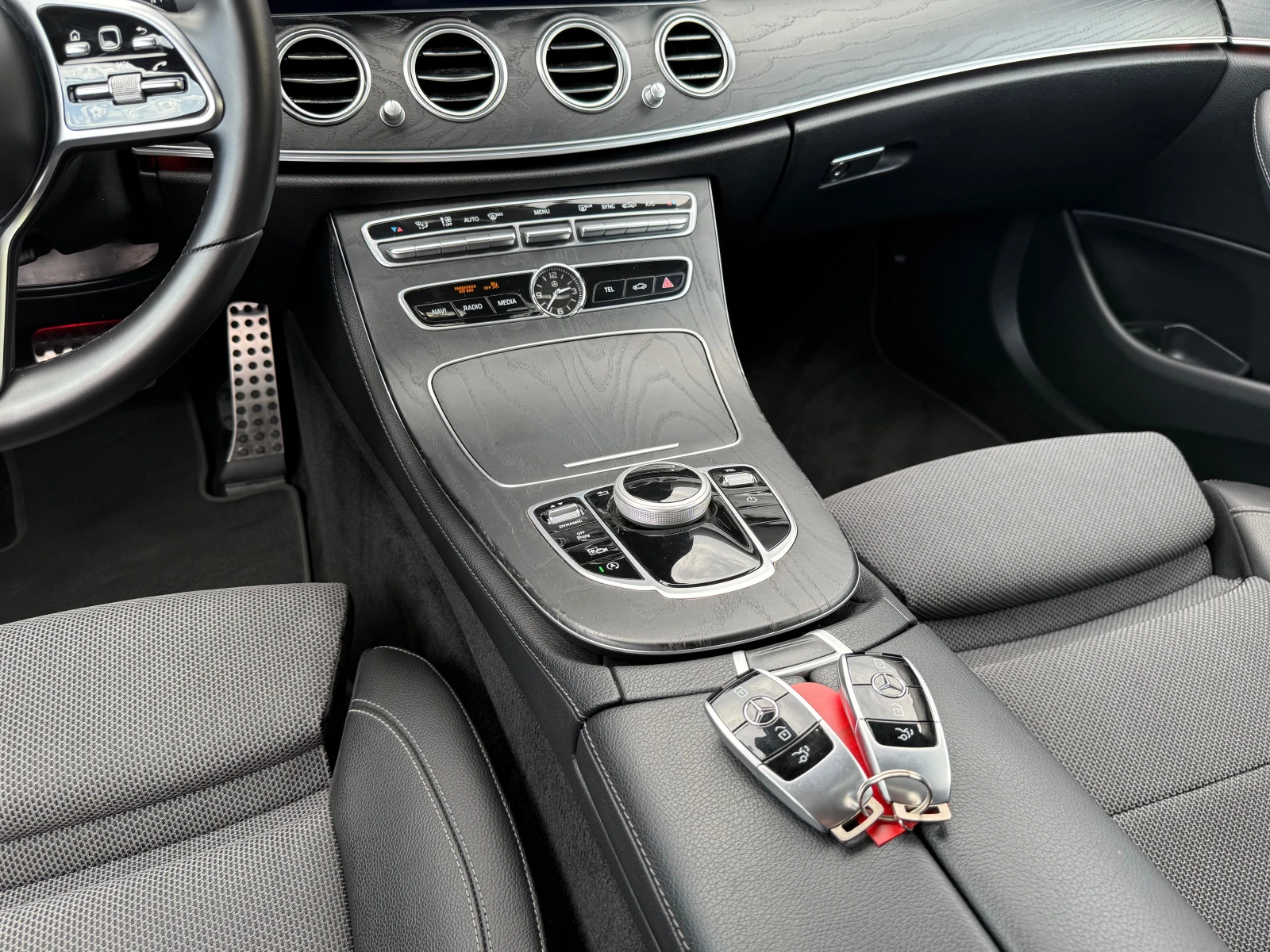 Mercedes-Benz E 220 d VIRTUAL COCKPIT NIGHT PACK 100% РЕАЛНИ КM !!!, снимка 13 - Автомобили и джипове - 54669040