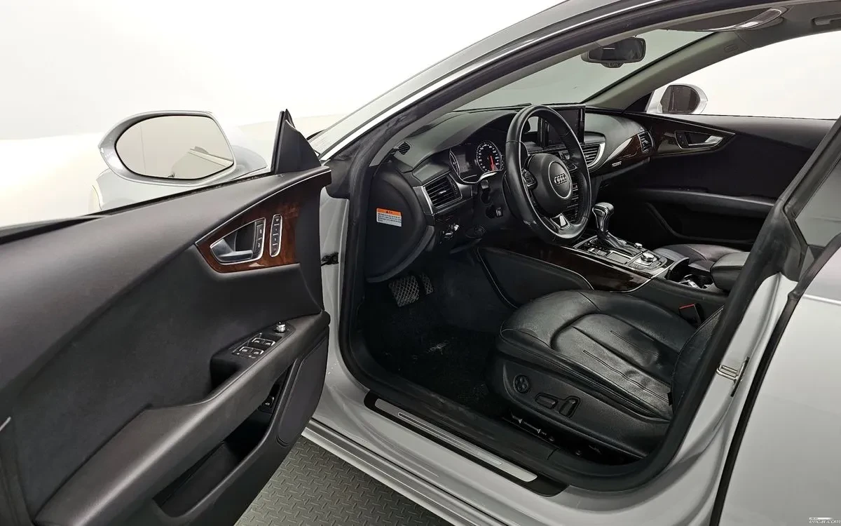 Audi A7 3.0L V6 / CARFAX, снимка 10 - Автомобили и джипове - 54744589