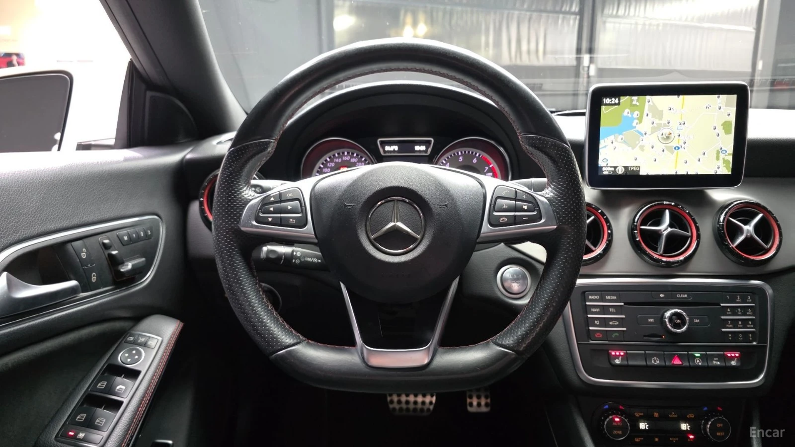 Mercedes-Benz CLA 250 AMG* 4MATIC* КОЖА* ПОДГРЕВ* PANO, снимка 13 - Автомобили и джипове - 55508524