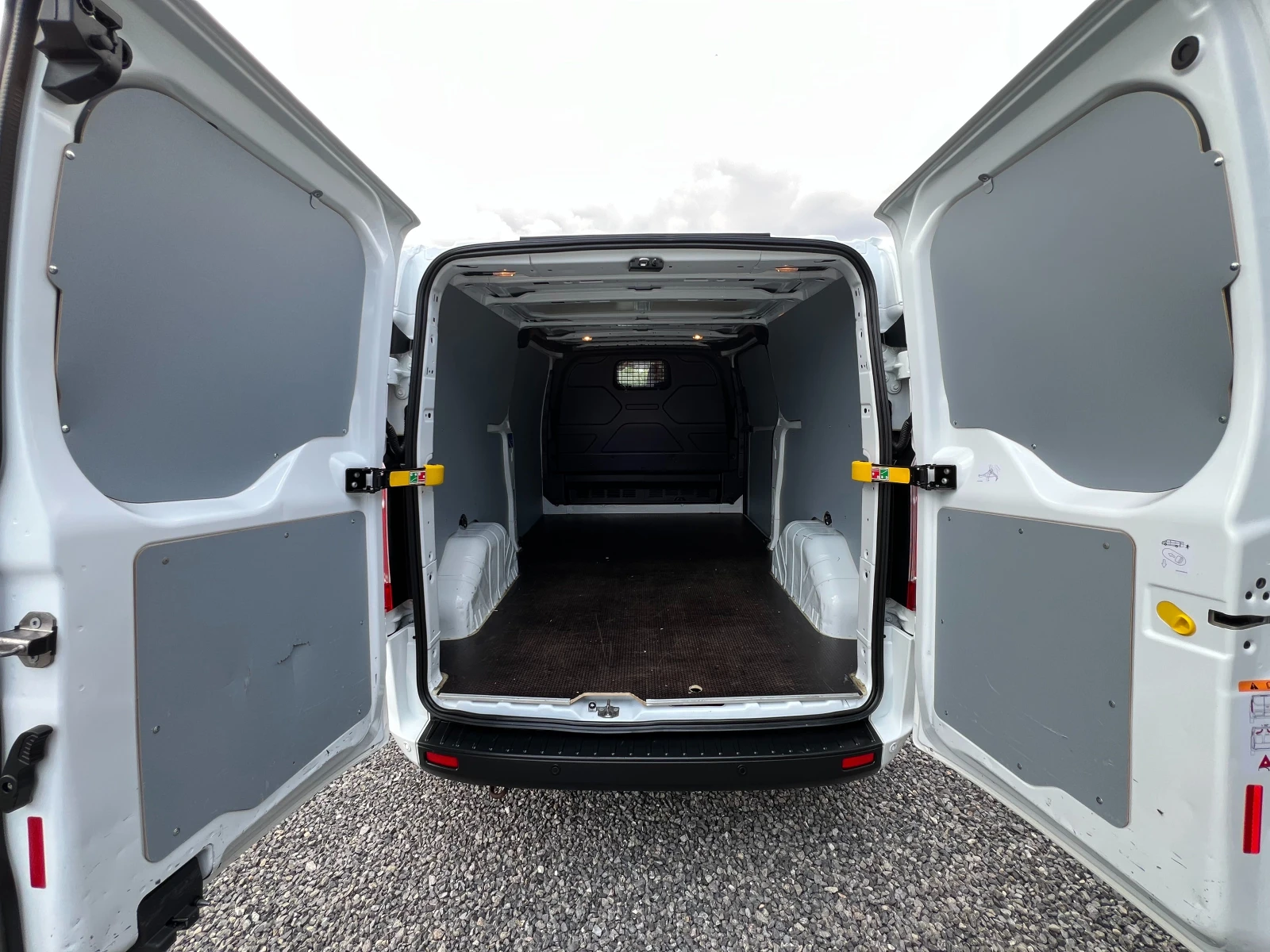 Ford Transit 2.0TDCi ДЪЛГА БАЗА/3-МЕСТЕН/LED/PDC/Серв. история/, снимка 10 - Бусове и автобуси - 55175419