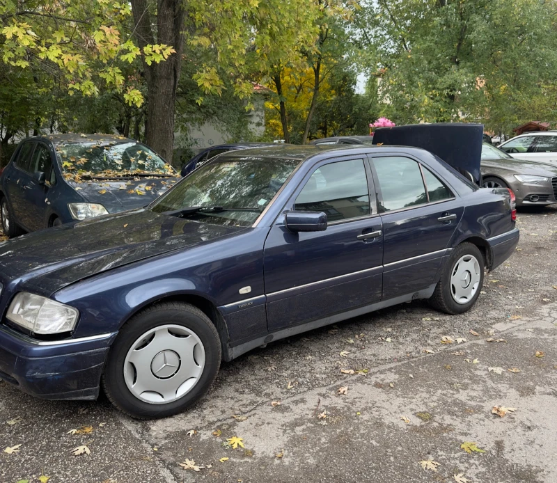 Mercedes-Benz C 180, снимка 4 - Автомобили и джипове - 47484366