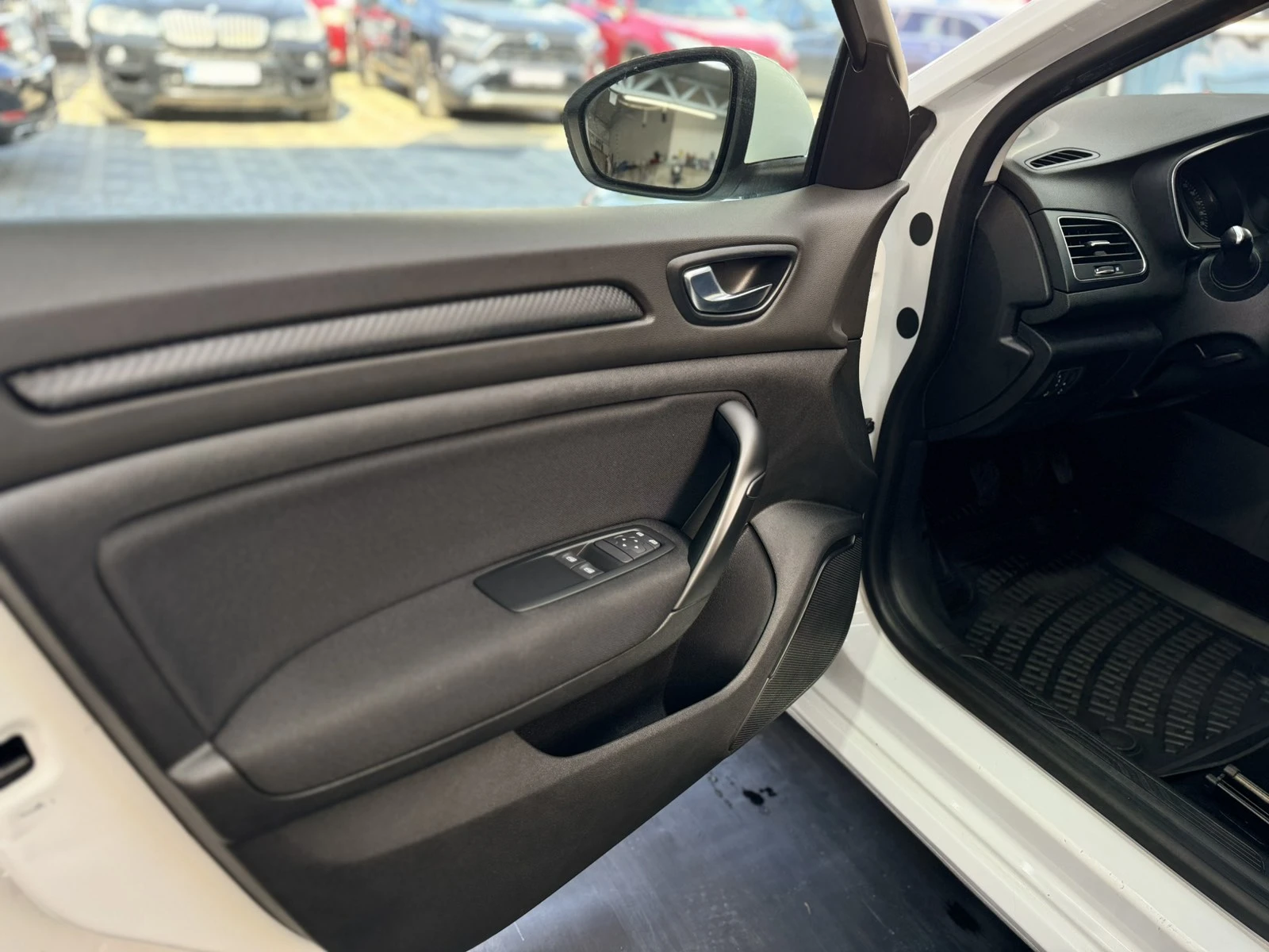 Renault Megane IV 1.6 SCe 115 кс, снимка 9 - Автомобили и джипове - 55225776