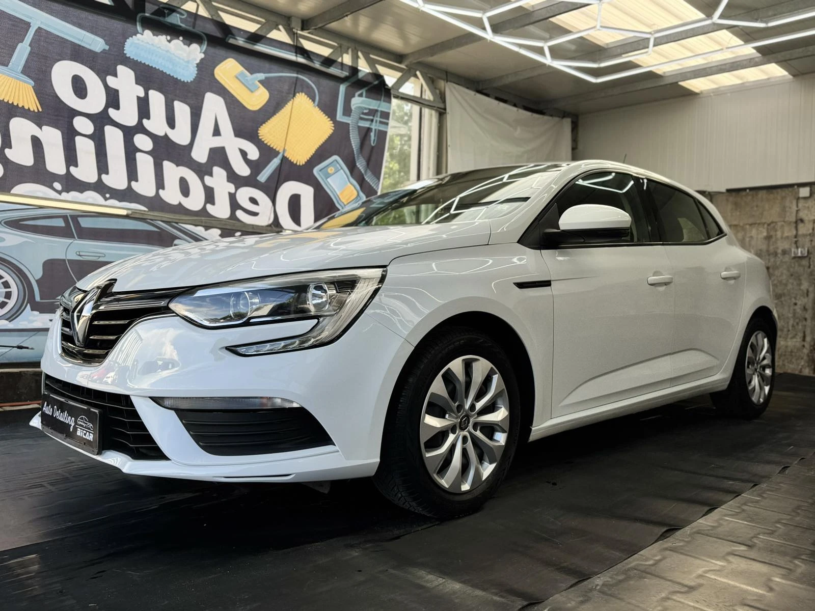 Renault Megane IV 1.6 SCe 115 кс, снимка 2 - Автомобили и джипове - 55225776