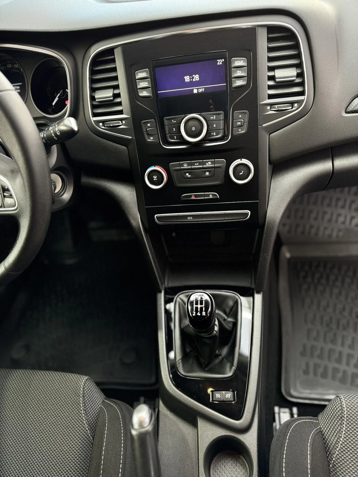 Renault Megane IV 1.6 SCe 115 кс, снимка 12 - Автомобили и джипове - 55225776