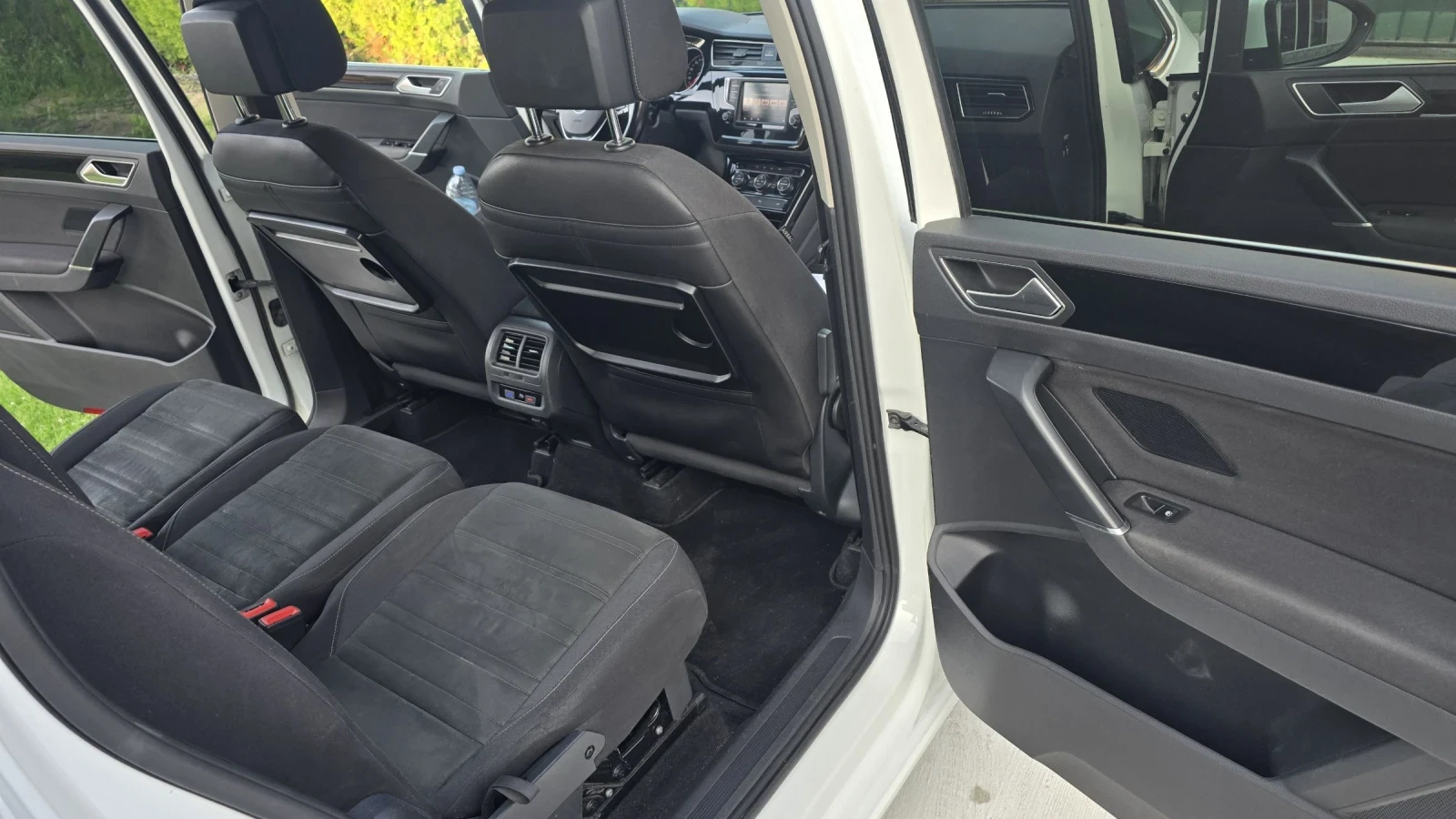 VW Touran 2.0 Tdi 150ks LED, снимка 7 - Автомобили и джипове - 55365094