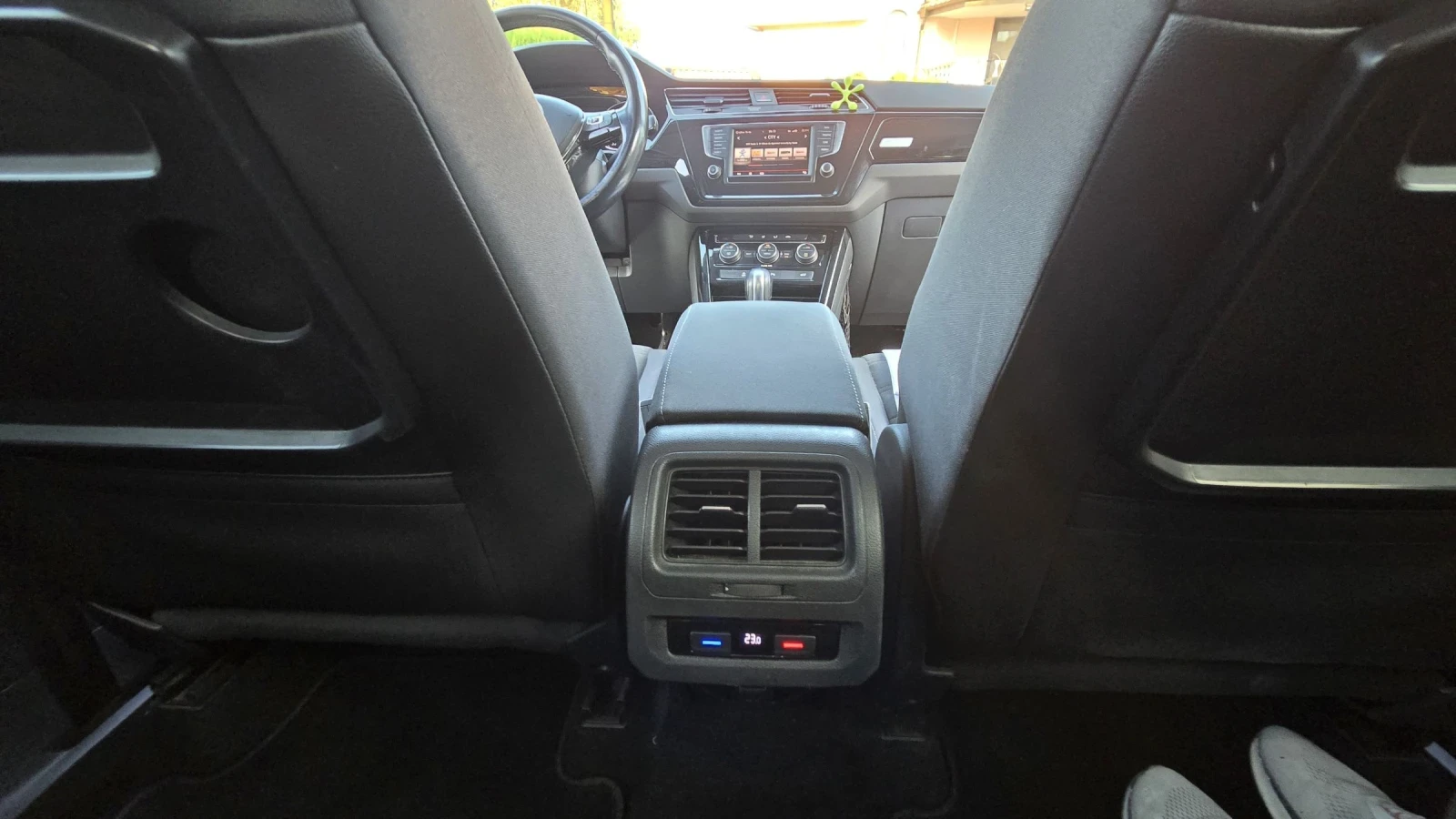 VW Touran 2.0 Tdi 150ks LED, снимка 10 - Автомобили и джипове - 55365094