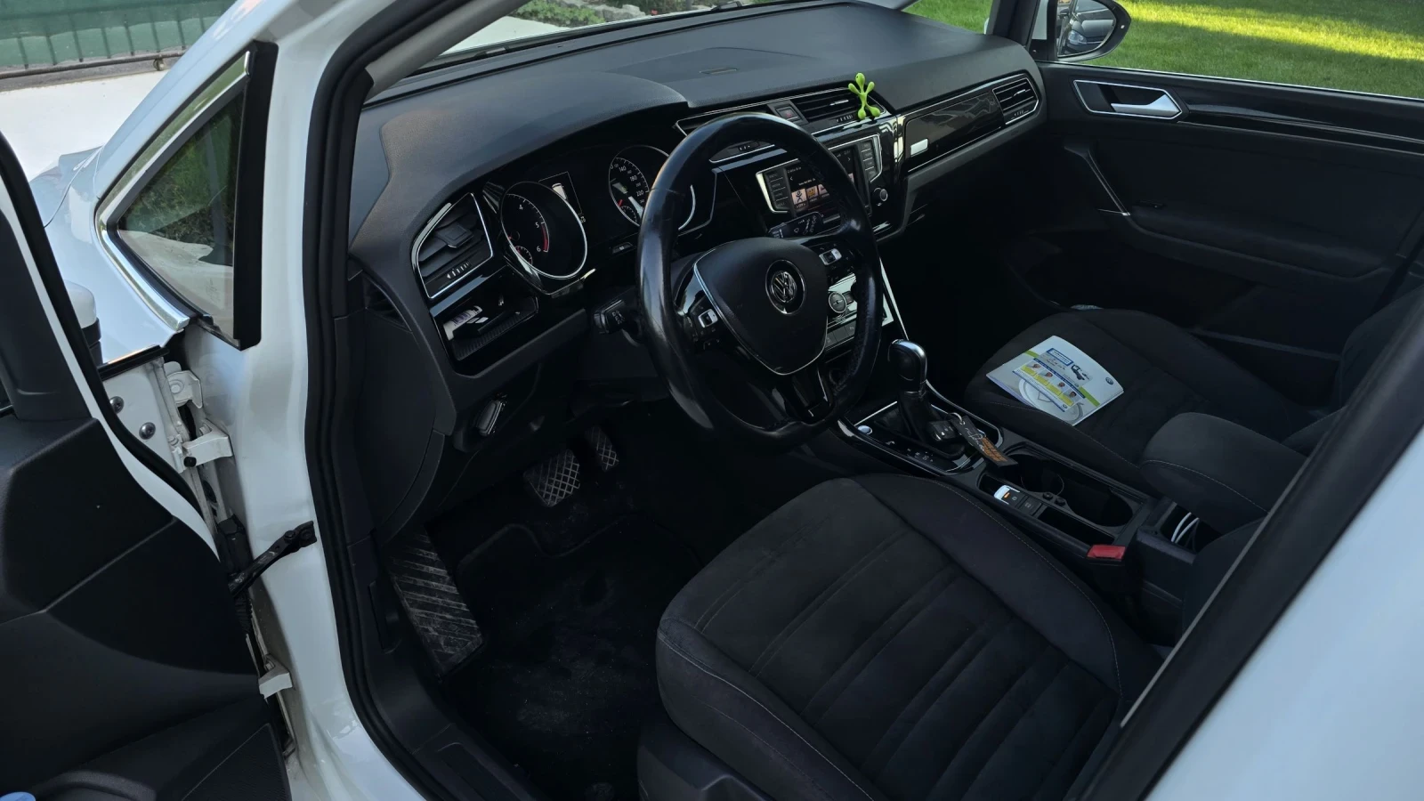 VW Touran 2.0 Tdi 150ks LED, снимка 5 - Автомобили и джипове - 55365094