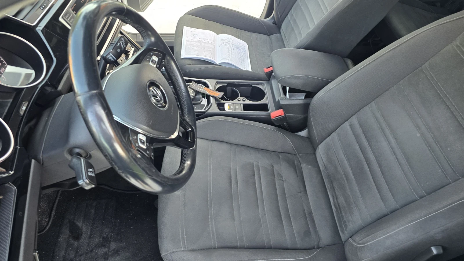VW Touran 2.0 Tdi 150ks LED, снимка 15 - Автомобили и джипове - 55365094