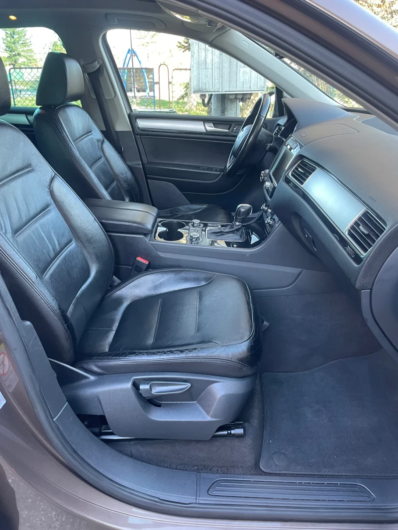 VW Touareg 3.0TDI* BLUEMOTION* panorama* , снимка 12 - Автомобили и джипове - 52802314