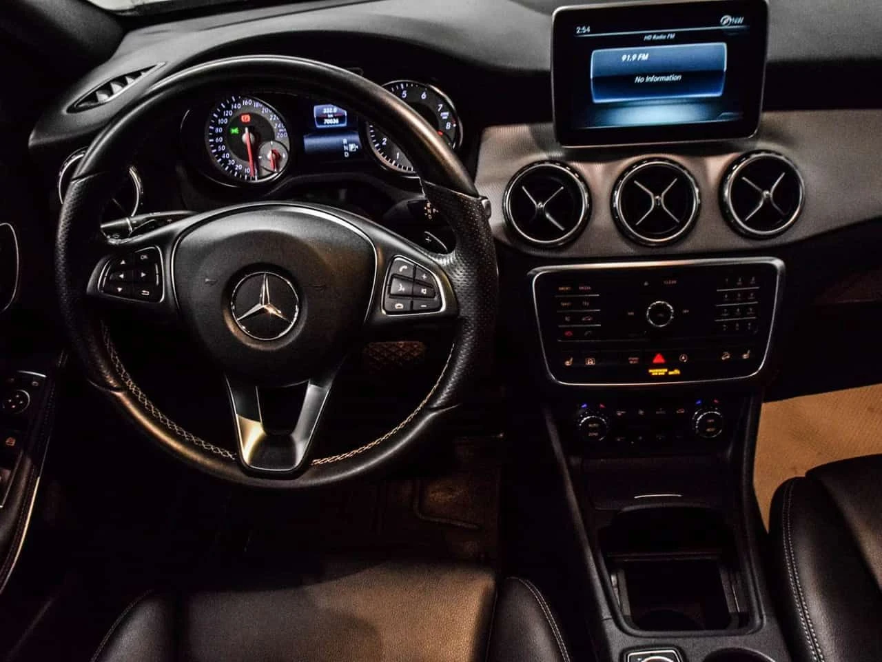 Mercedes-Benz GLA * Low mileage + Clean CarFax + Well maintained * C, снимка 9 - Автомобили и джипове - 54917105