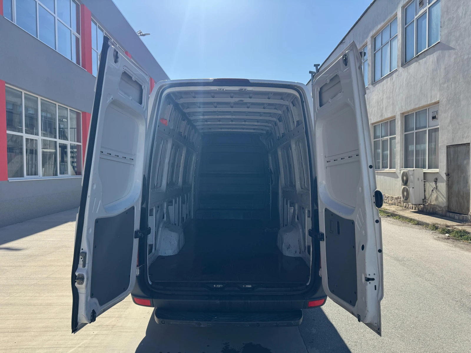 VW Crafter 163к.с. Климатик, снимка 11 - Бусове и автобуси - 53826097