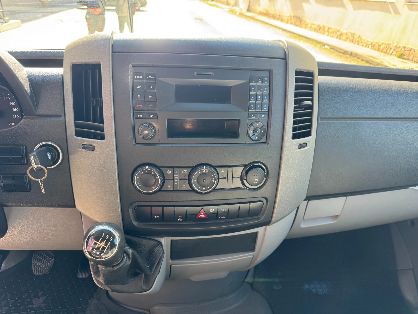 VW Crafter 163к.с. Климатик, снимка 16 - Бусове и автобуси - 53826097