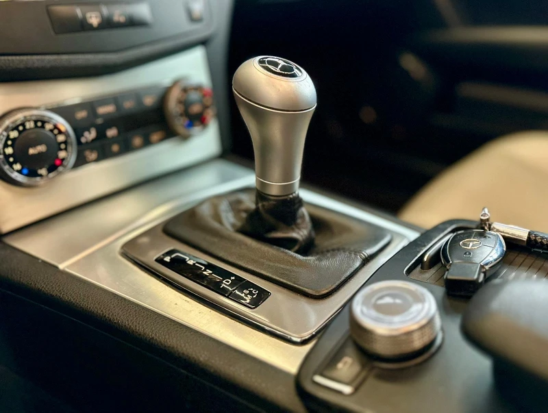 Mercedes-Benz C 320 AMG Pack * Pano * KeyLess* Подгрев * Full* Лизинг, снимка 9 - Автомобили и джипове - 53095838