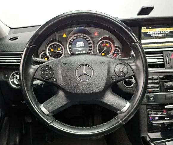 Mercedes-Benz E 220 Avantgarde, снимка 13 - Автомобили и джипове - 52751130