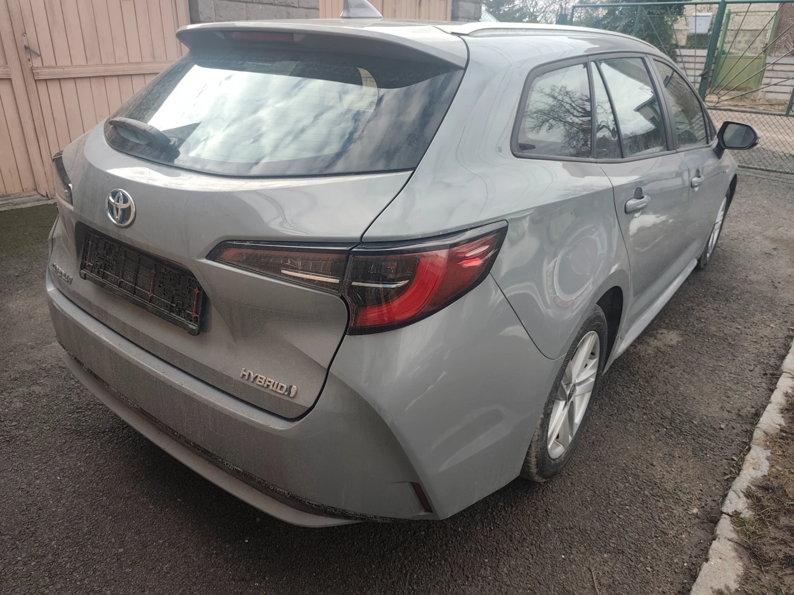 Toyota Corolla 1.8 Хибрид Комби Euro 6D - изображение 4