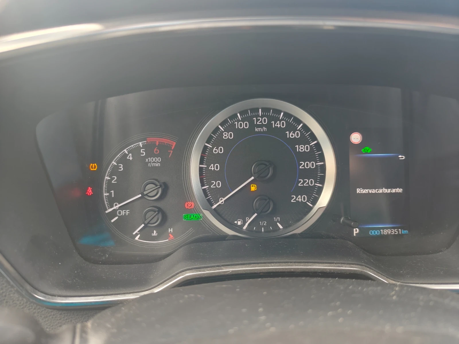 Toyota Corolla 1.8 Хибрид Комби Euro 6D - изображение 5