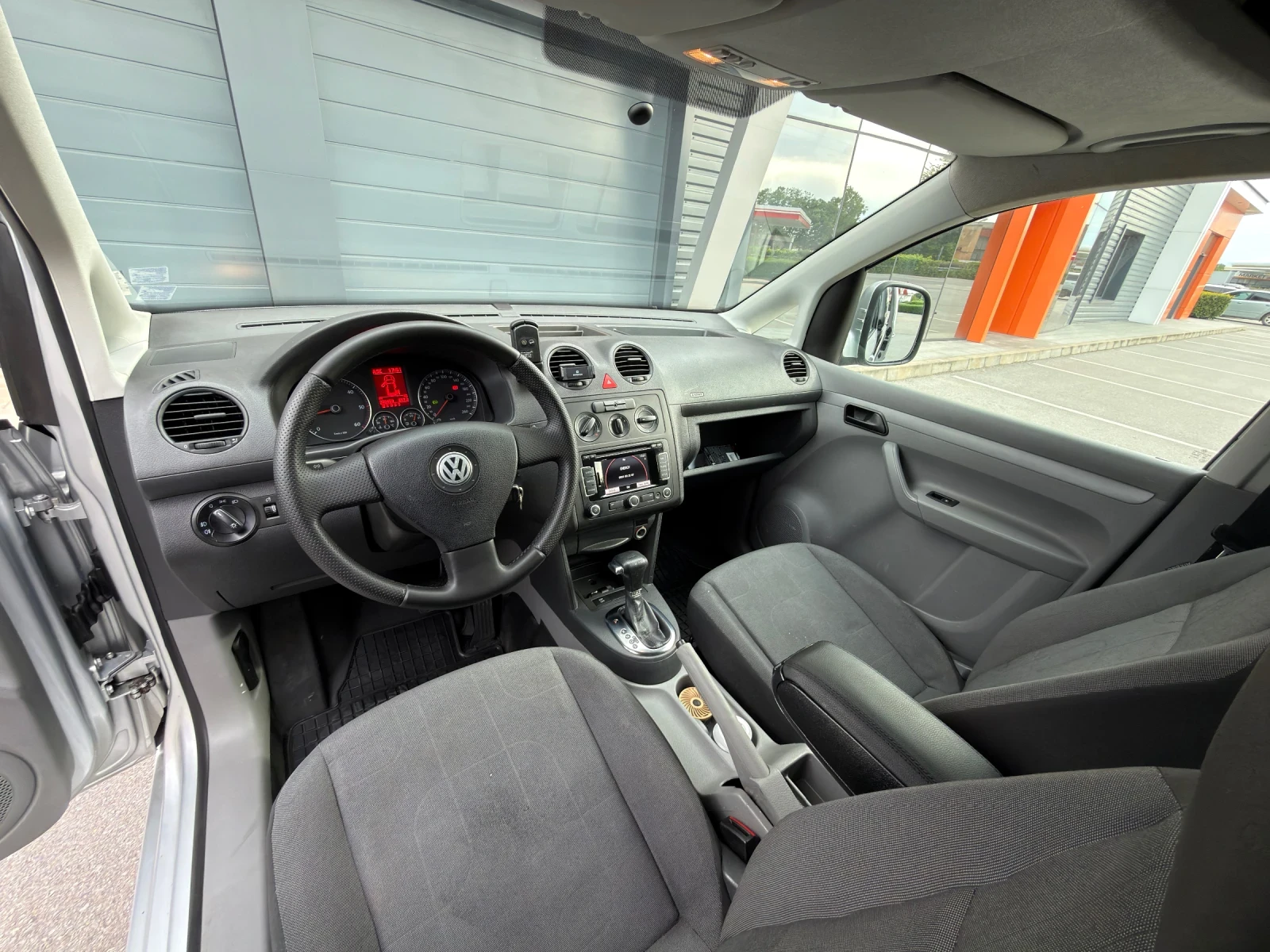 VW Caddy 1.9 TDI Maxi DSG, снимка 9 - Автомобили и джипове - 54543853