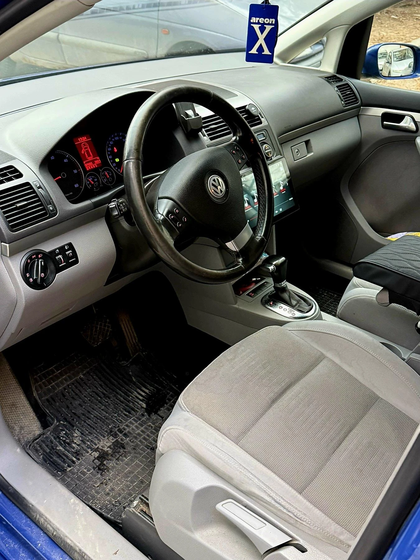 VW Touran 1.9, снимка 5 - Автомобили и джипове - 54779123