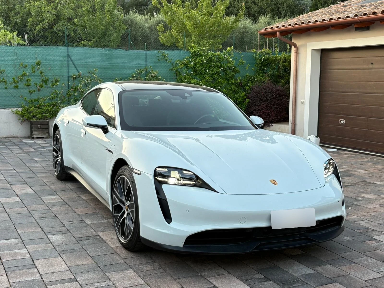 Porsche Taycan, снимка 3 - Автомобили и джипове - 55244599