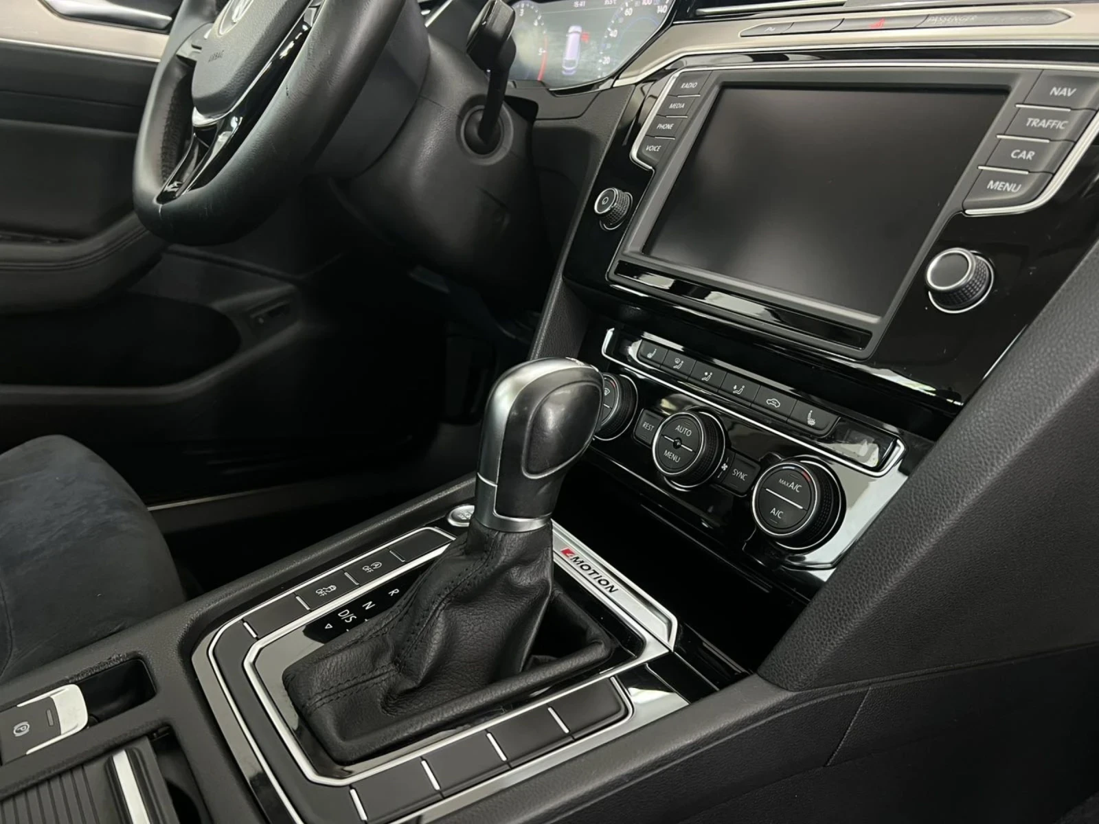VW Passat 2.0TDI* DSG* 4x4* Digital, снимка 14 - Автомобили и джипове - 55327894