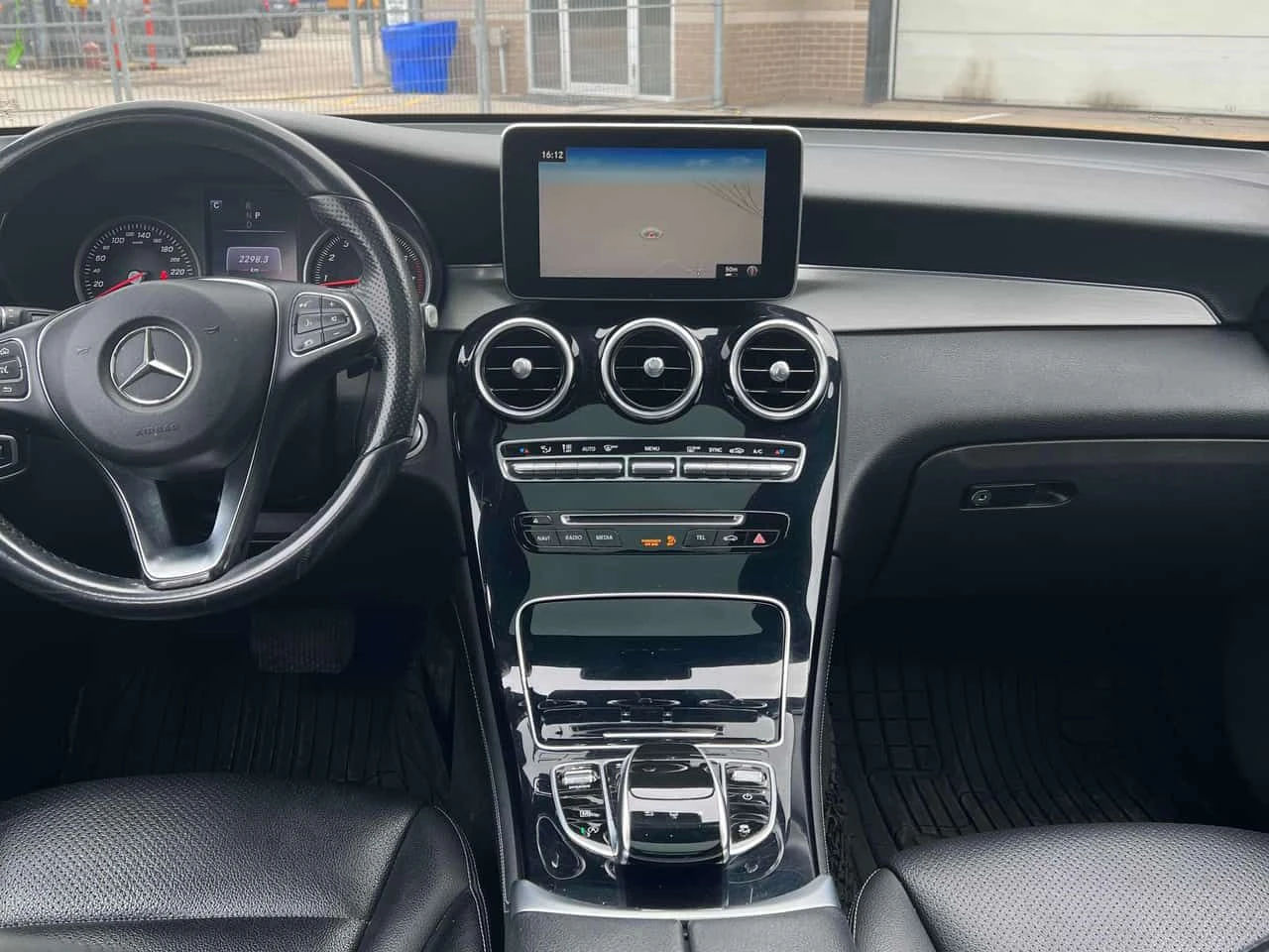 Mercedes-Benz GLC * 300 * CARFAX * ЦЕНА ДО БГ, снимка 7 - Автомобили и джипове - 54100412