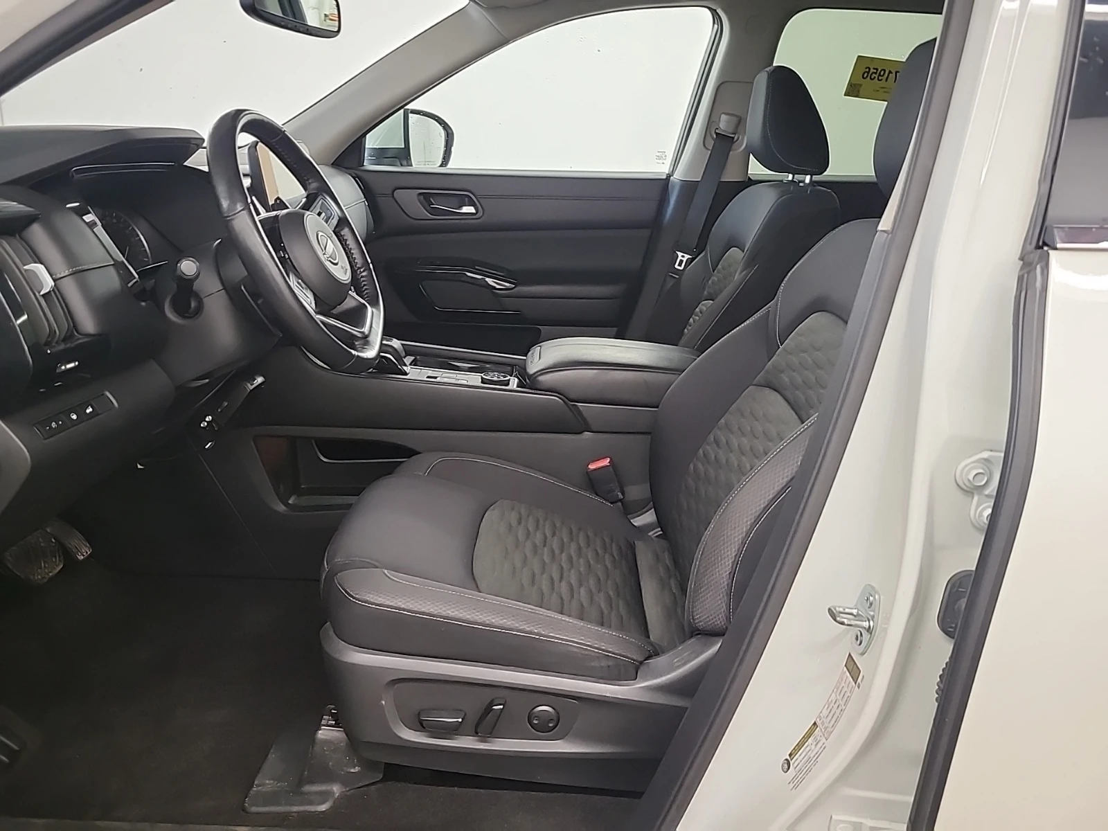 Nissan Pathfinder * SV* , снимка 5 - Автомобили и джипове - 56521359