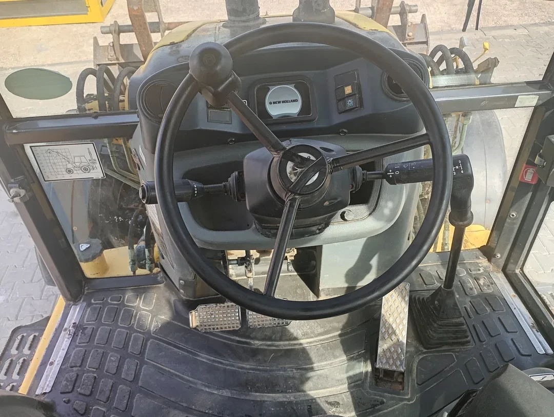 Багер New Holland B100, снимка 12 - Индустриална техника - 54944759