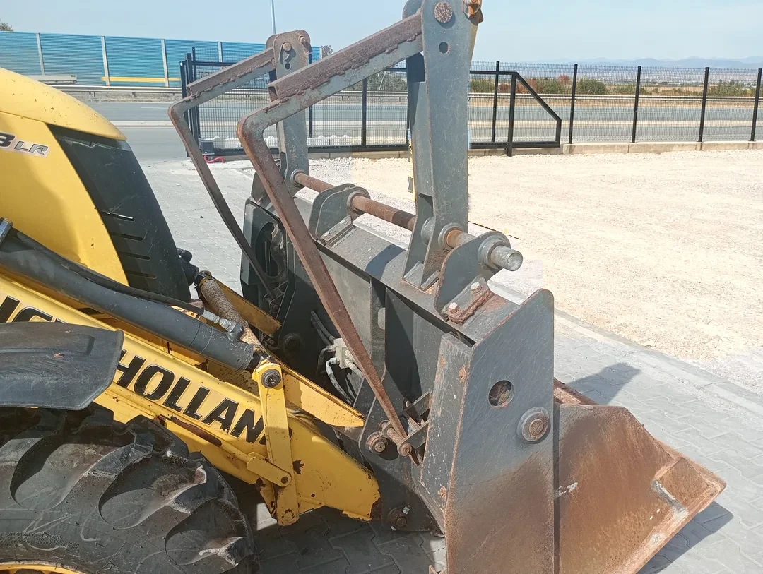 Багер New Holland B100, снимка 7 - Индустриална техника - 54944759