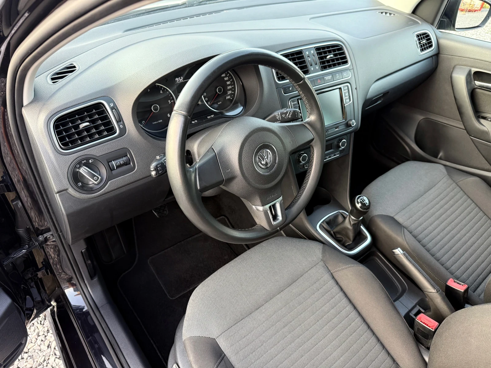 VW Polo 1.6 TDI (90кс) 2013г. Еuro5 Регистриран Обслужен - изображение 9