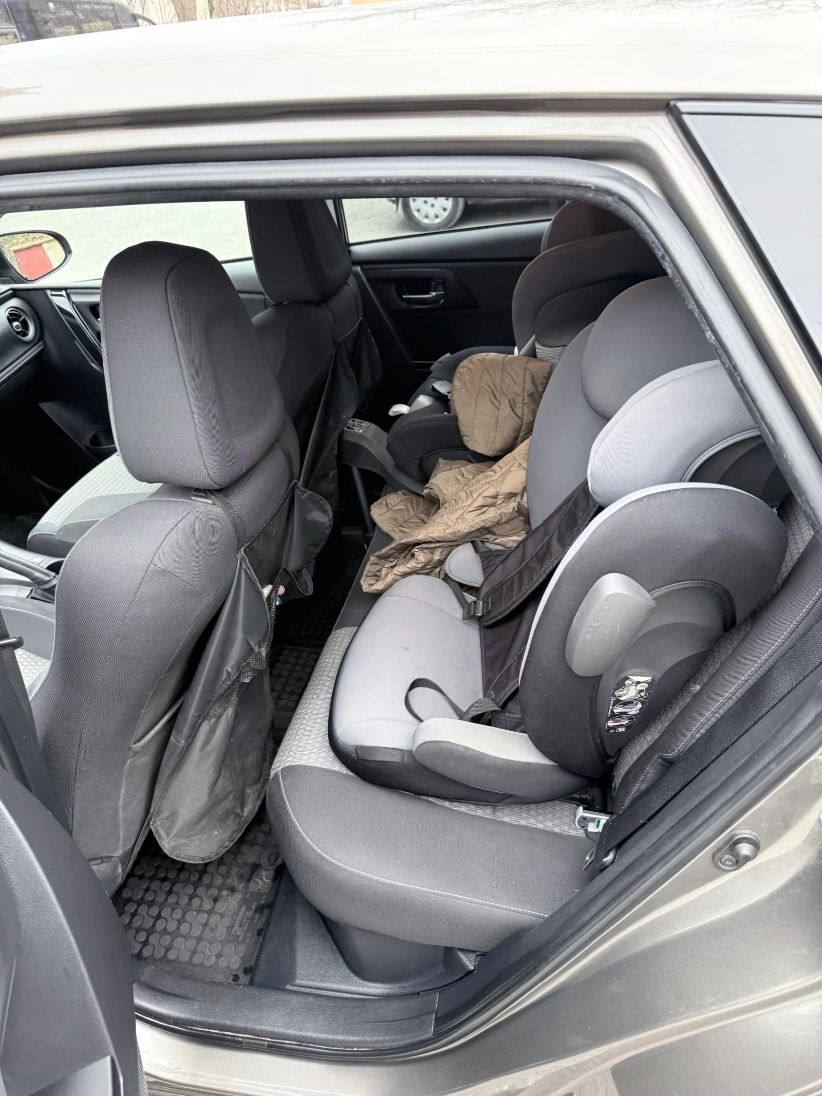 Toyota Auris, снимка 8 - Автомобили и джипове - 53830873