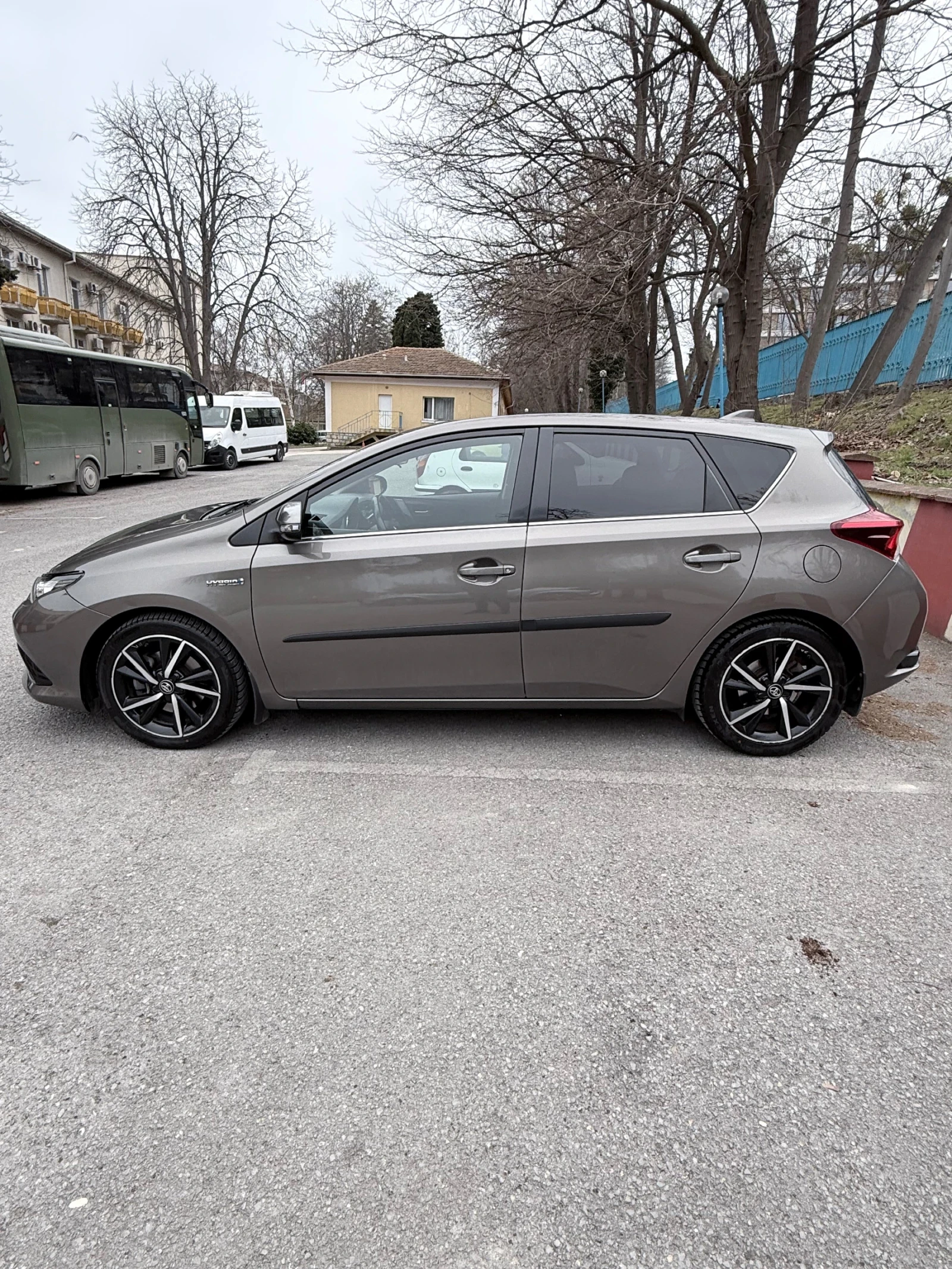 Toyota Auris, снимка 5 - Автомобили и джипове - 53830873